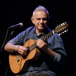 A viola caipira de Roberto Corrêa na Domingueira Dançante do Espaço Casa